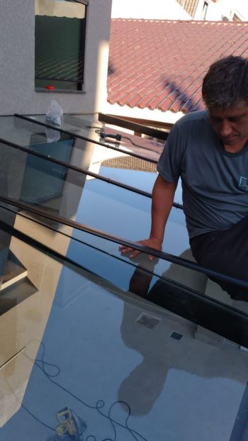 Empresa especializada em manuteno de coberturas de vidro. Guia de empresas e servios