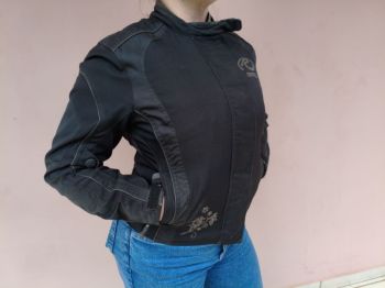 Jaqueta motociclista feminina . Moda e beleza