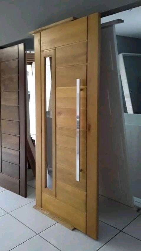 Porta externa de madeira pivotante 